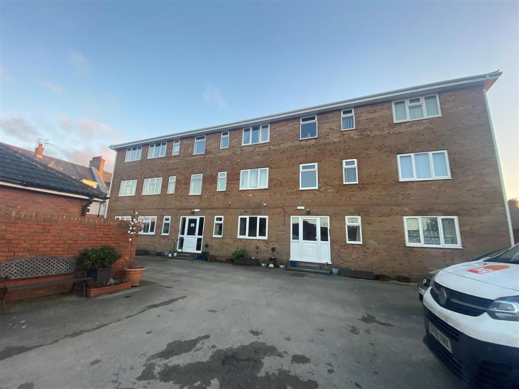 Cliff Court, Cliff Road, HORNSEA 1 bed flat £425 pcm (£98 pw)