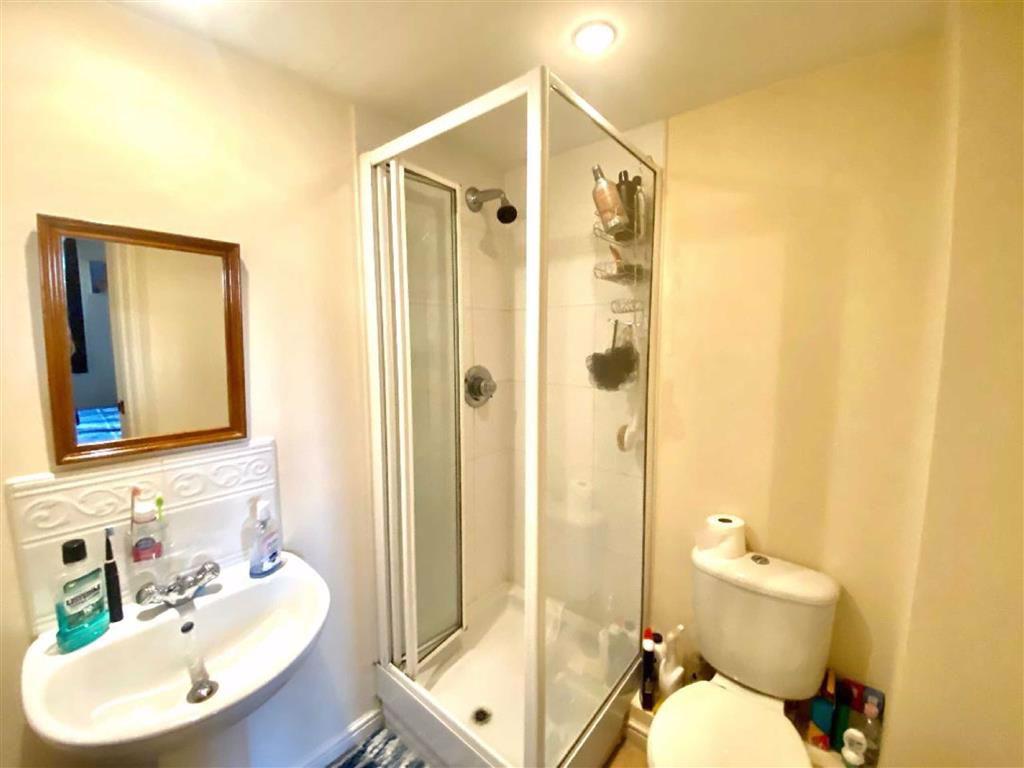 En-suite shower (side)