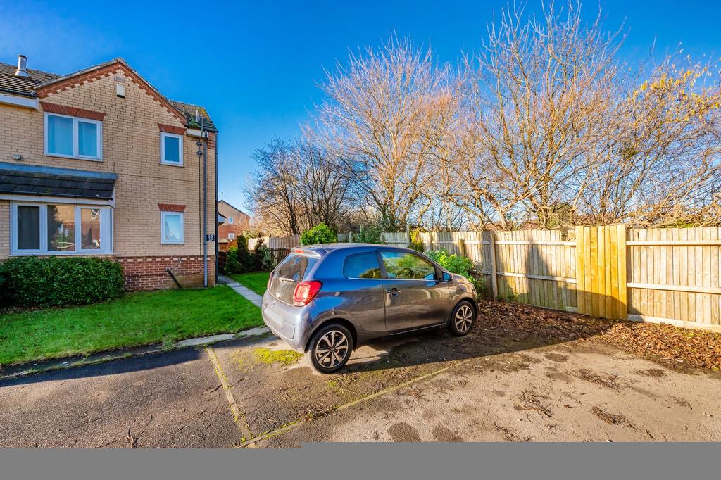 Kingfisher Mews, Morley, LS27 1 bed townhouse £140,000