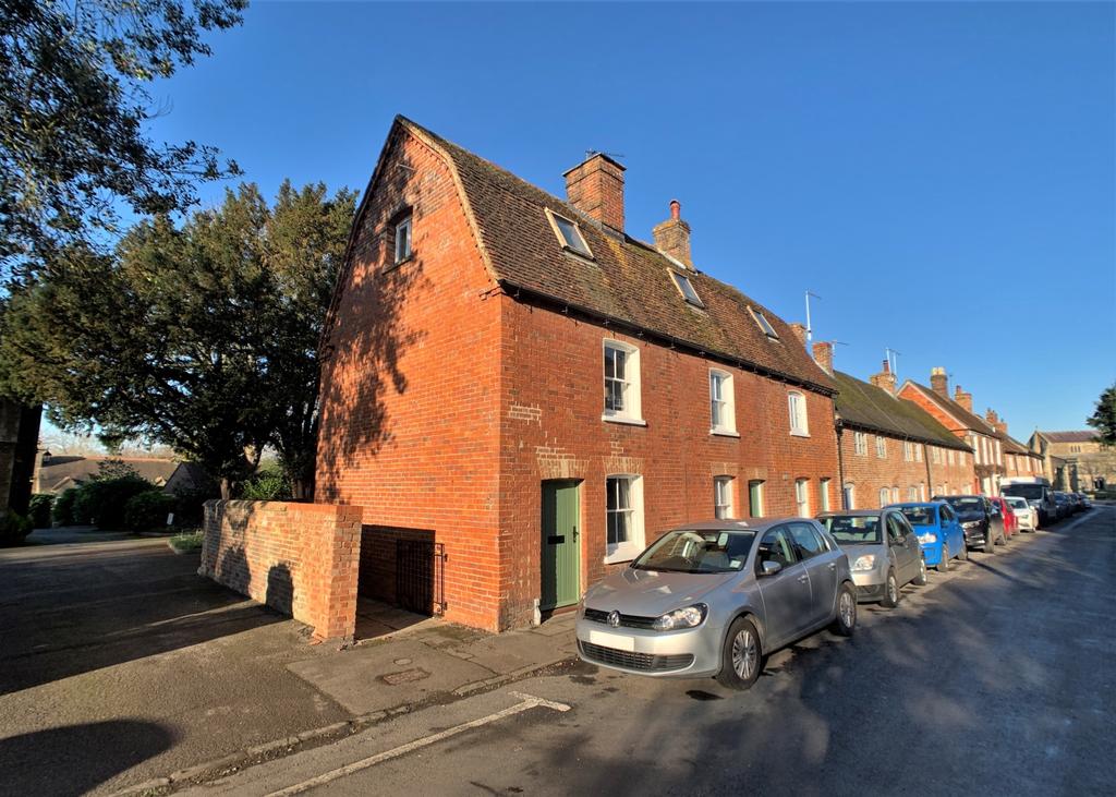 Priory Road, Wantage 2 bed terraced house £985 pcm (£227 pw)