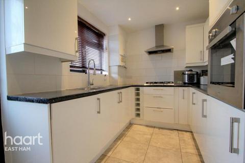 2 bedroom terraced house to rent, Barton Close, London
