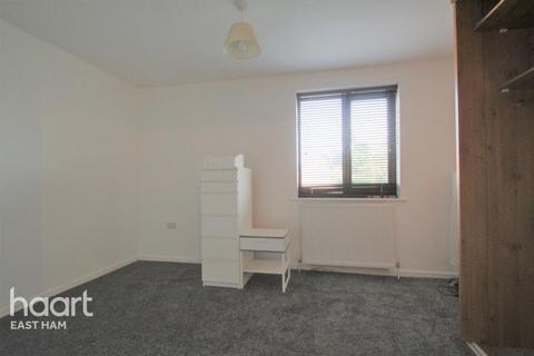 2 bedroom terraced house to rent, Barton Close, London