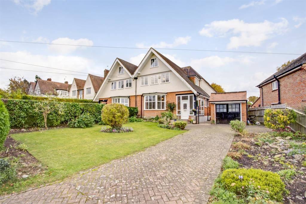 Eskdale Avenue, Chesham, Buckinghamshire, HP5 3BE 5 bed semidetached