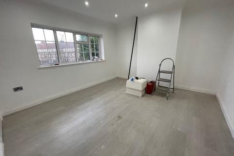 Studio to rent, Green Road, Southgate