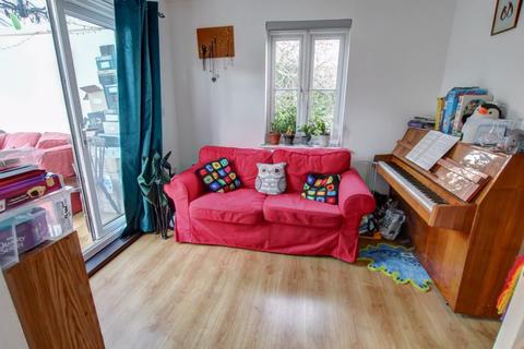 46 Culm Grove, Exeter, EX2 7QX