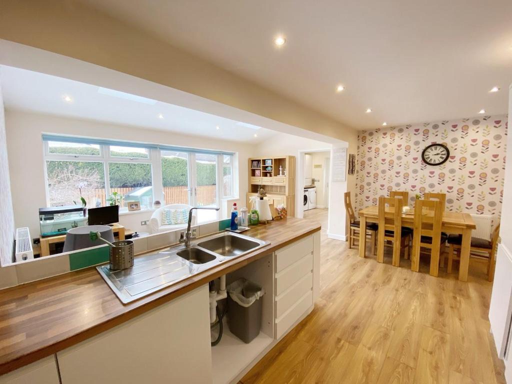 Breakfast kitchen / family room