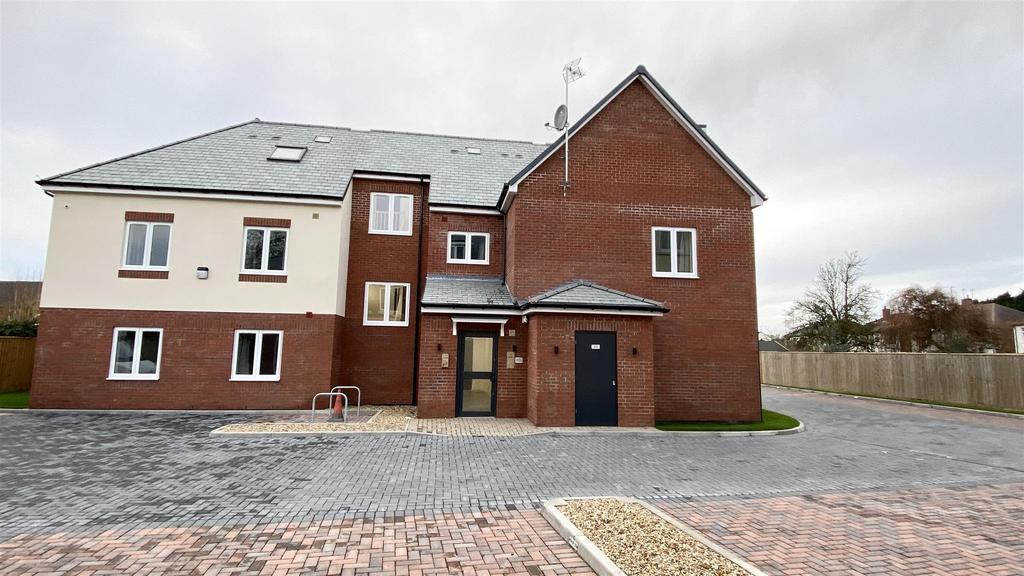 Paddock Way, Hinckley 3 bed apartment £805 pcm (£186 pw)