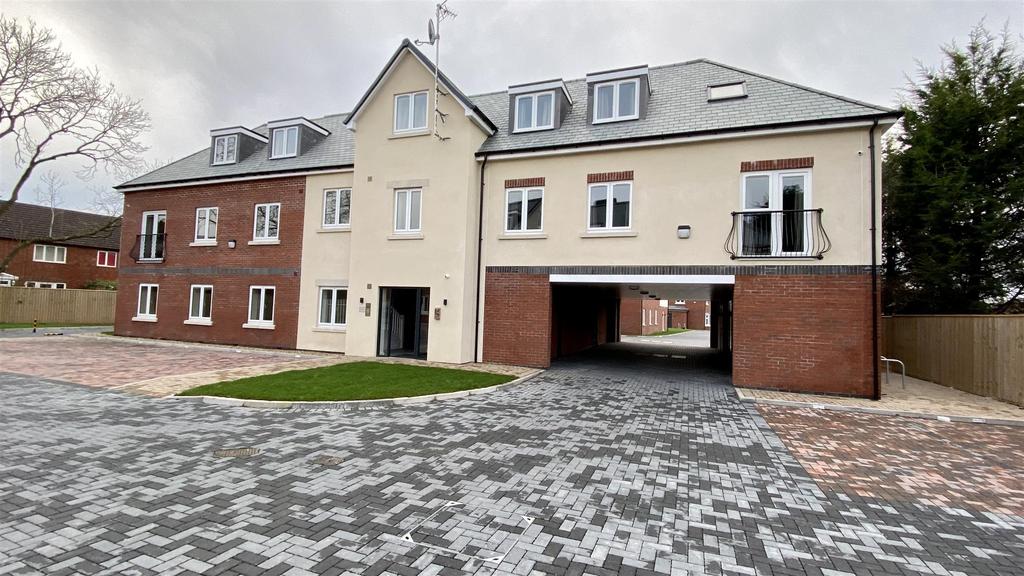 Paddock Way, Hinckley 3 bed apartment £805 pcm (£186 pw)