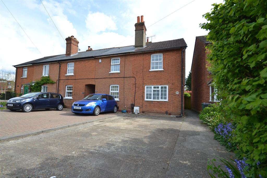Albert Road, Horley 2 bed house £1,200 pcm (£277 pw)