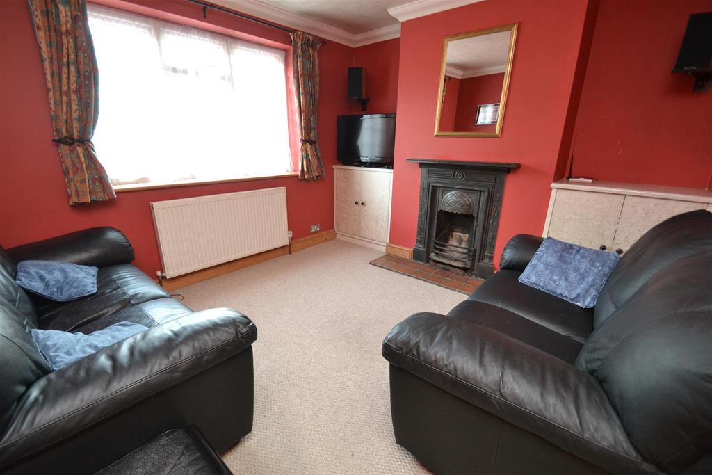 Albert Road, Horley 2 bed house £1,200 pcm (£277 pw)