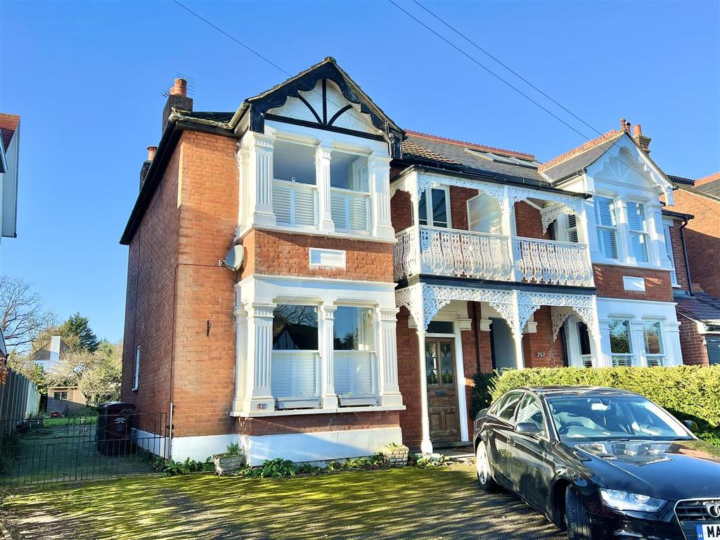 Priests Lane, Old Shenfield, Brentwood 4 bed semidetached house £