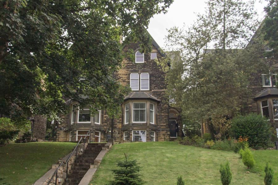 HOLLIN LANE, LEEDS, LS16 5LZ 2 bed duplex £210,000