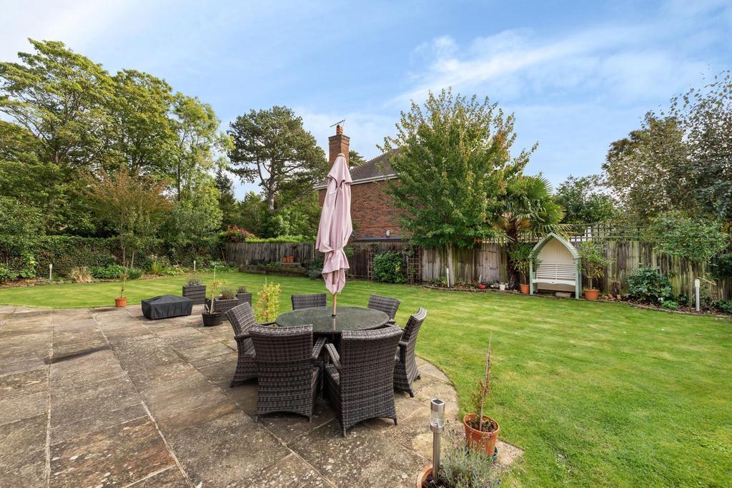 Tilt Road, Cobham, KT11 5 bed detached house £1,795,000