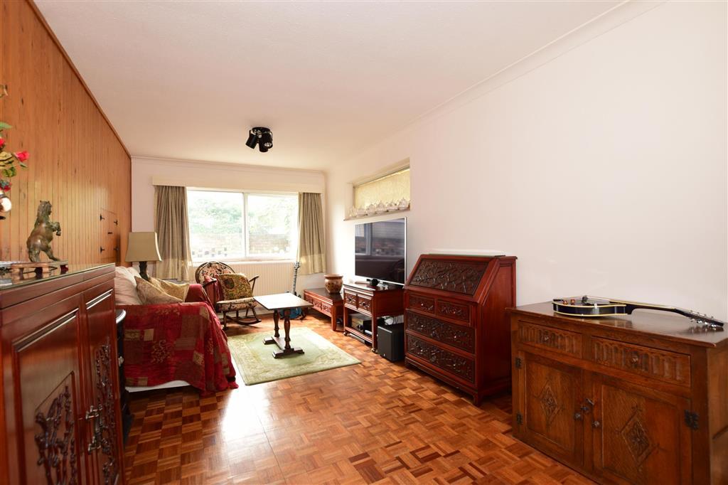 Woodbridge Avenue, Leatherhead, Surrey 3 bed detached house £490,000