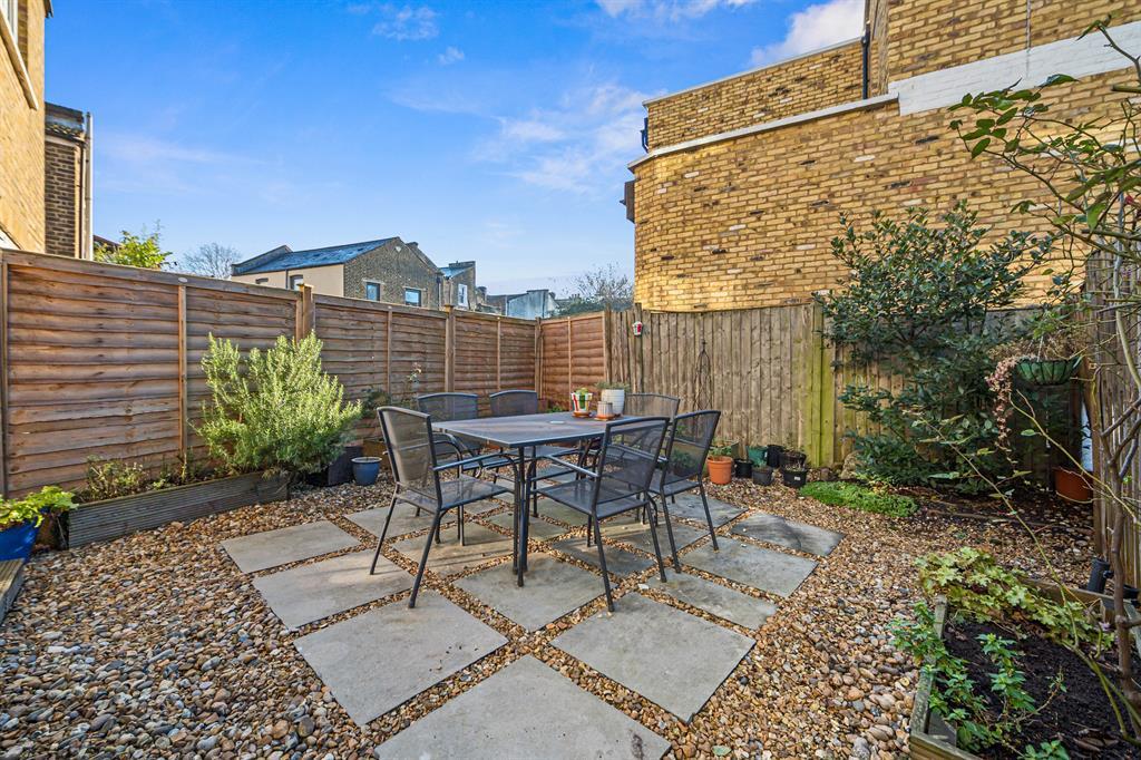 Brooke Road, London, N16 3 bed flat - £800,000