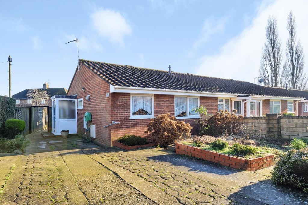 Friend Avenue, Aldershot, GU12 2 bed semidetached bungalow £300,000