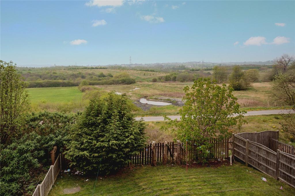 Meadow Bank, Dewsbury, West Yorkshire, WF13 2 bed townhouse £600 pcm