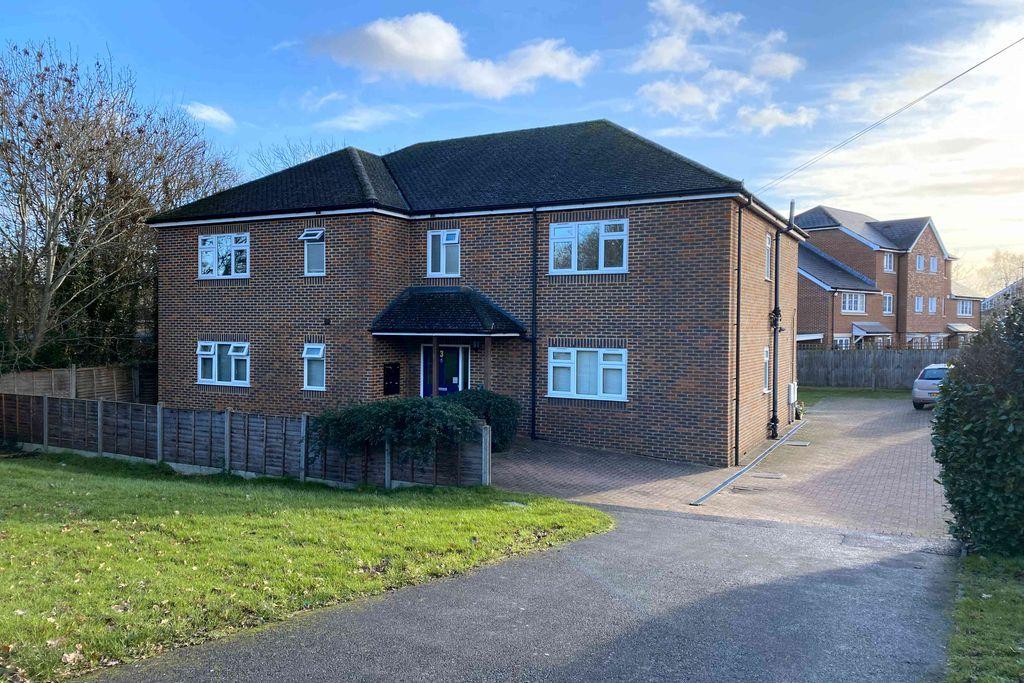 3, Spinney Hill, Addlestone KT15 1AA 2 bed flat £1,200 pcm (£277 pw)