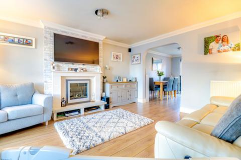 33 Caversham Park Avenue, Rayleigh, SS6 9QA