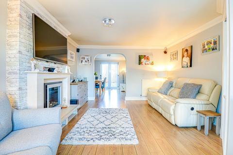 33 Caversham Park Avenue, Rayleigh, SS6 9QA