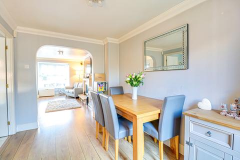 33 Caversham Park Avenue, Rayleigh, SS6 9QA