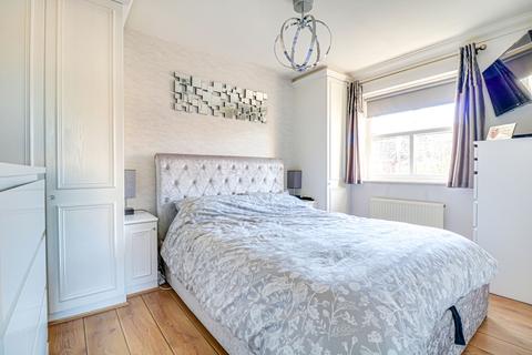 33 Caversham Park Avenue, Rayleigh, SS6 9QA
