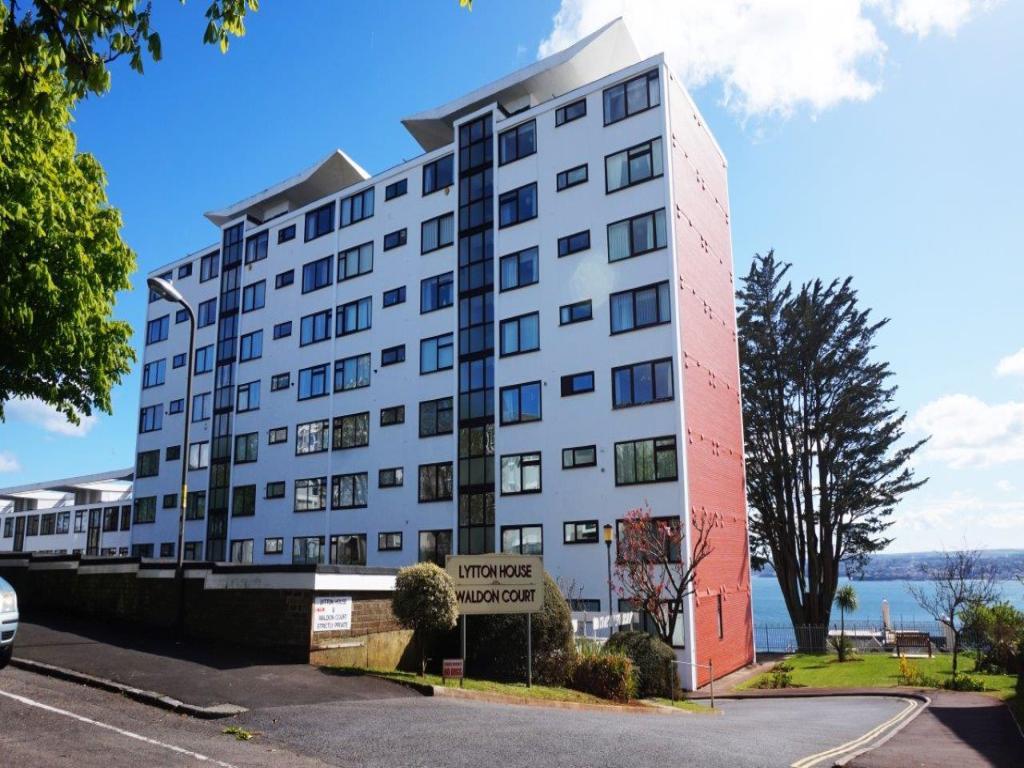 Lytton House St. Lukes Road... 2 bed apartment £1,200 pcm (£277 pw)
