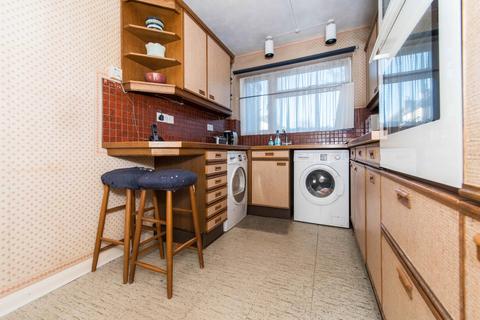 5a Dell Close, Wallington, SM6 8EH