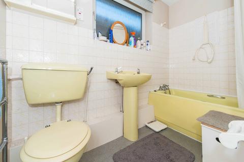 5a Dell Close, Wallington, SM6 8EH