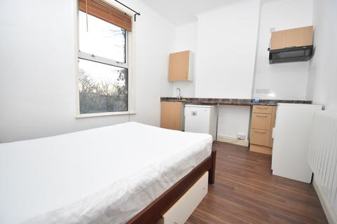 Flat to rent - Brownhill Road London SE6