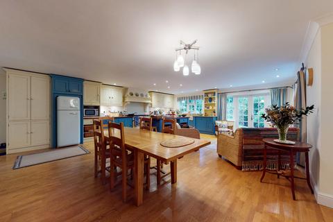 Dene End, 4 Dene Close, Haslemere, GU27 2PU