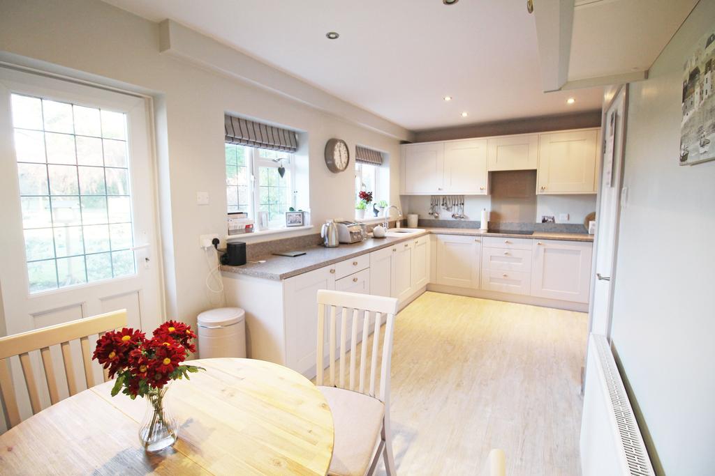 Adastra Avenue, Hassocks, West Sussex, BN6 8DP 4 bed detached house £800,000