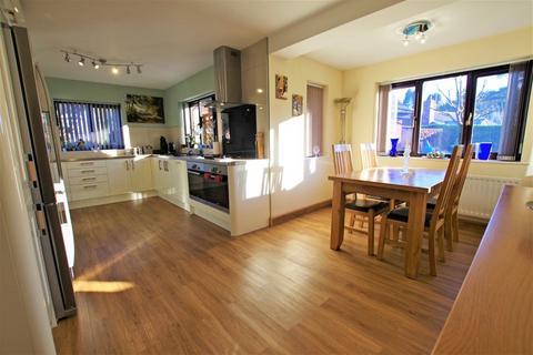 4 bedroom detached house for sale - Nightingale Close, Lower Tean