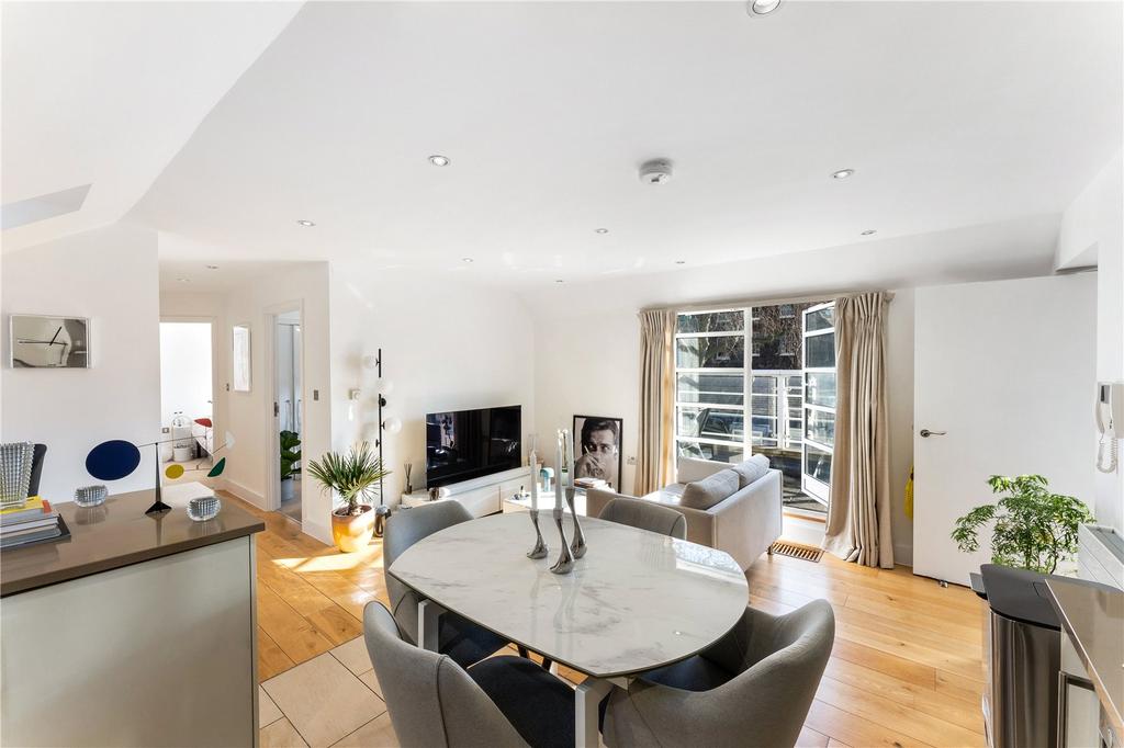 Gower Mews Mansions, Gower Mews, London 2 bed flat - £3,142 pcm (£725 pw)