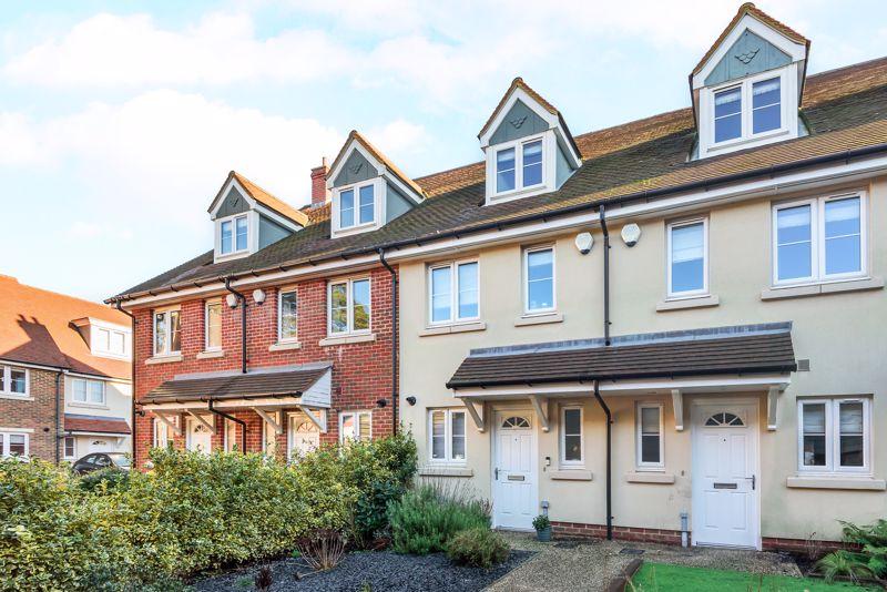 Hunters Place, Hindhead 3 bed townhouse £1,600 pcm (£369 pw)