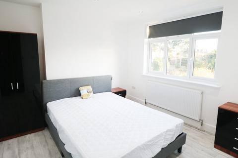 1 bedroom in a house share to rent, Boundary Road, Colliers Wood, London, SW19