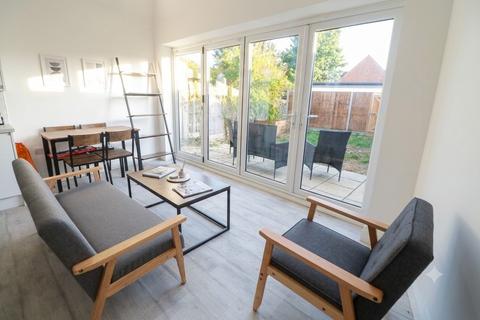 1 bedroom in a house share to rent, Boundary Road, Colliers Wood, London, SW19