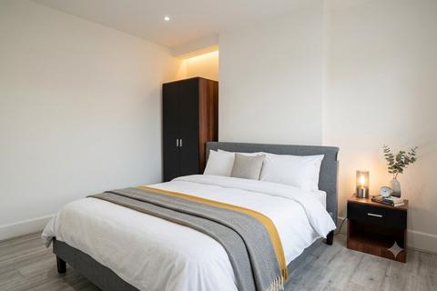 1 bedroom in a house share to rent, Boundary Road, Colliers Wood, London, SW19