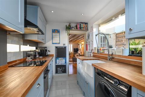 16 Bell Road, East Molesey, KT8 0SS