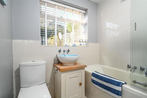 16 Bell Road, East Molesey, KT8 0SS