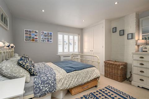 16 Bell Road, East Molesey, KT8 0SS