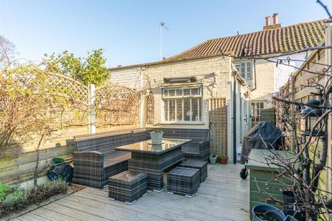 16 Bell Road, East Molesey, KT8 0SS