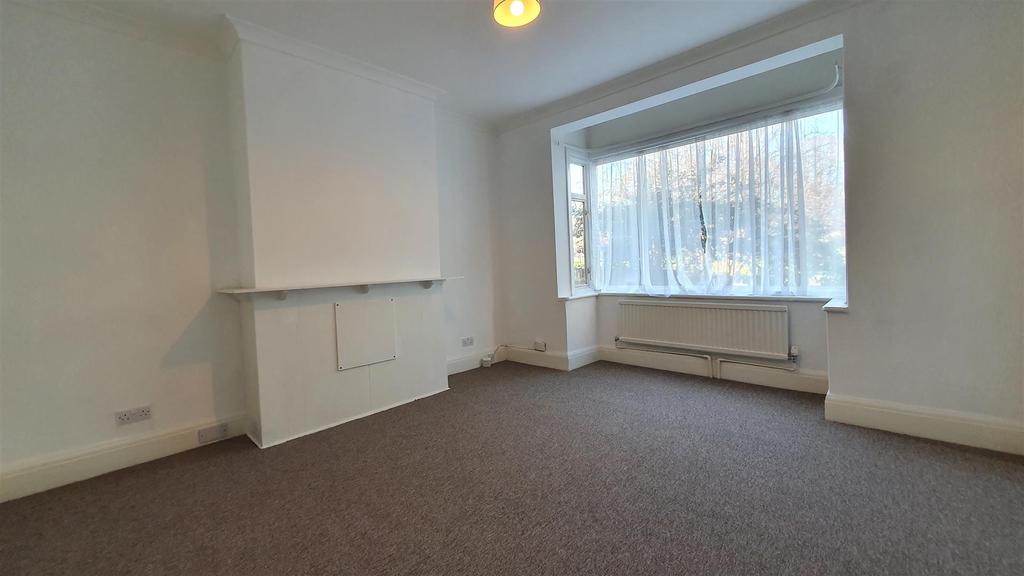 Mandeville Road, Northolt 3 bed semidetached house £1,695 pcm (£391 pw)