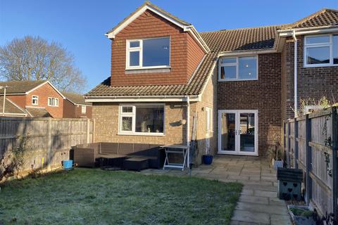 4 bedroom semi-detached house for sale - Girons Close, Hitchin