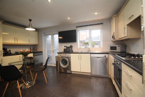 4 bedroom end of terrace house for sale - Daymond Street, Peterborough