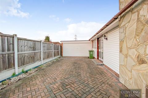 3 bedroom detached bungalow for sale - Beauchamps Drive, Wickford