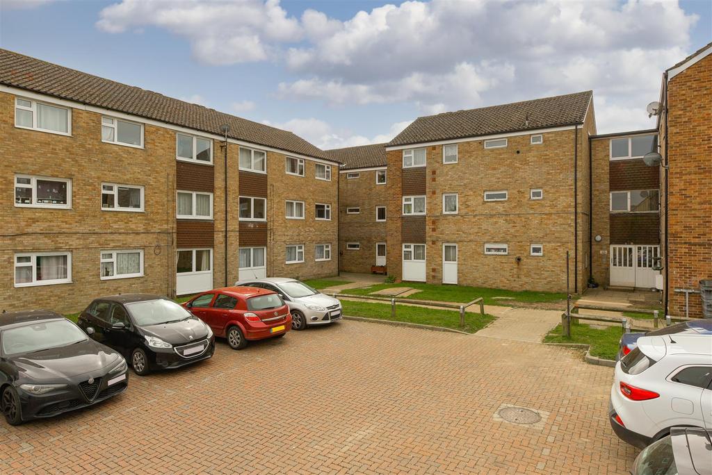 Thornton Close, Horley 3 bed apartment £1,250 pcm (£288 pw)