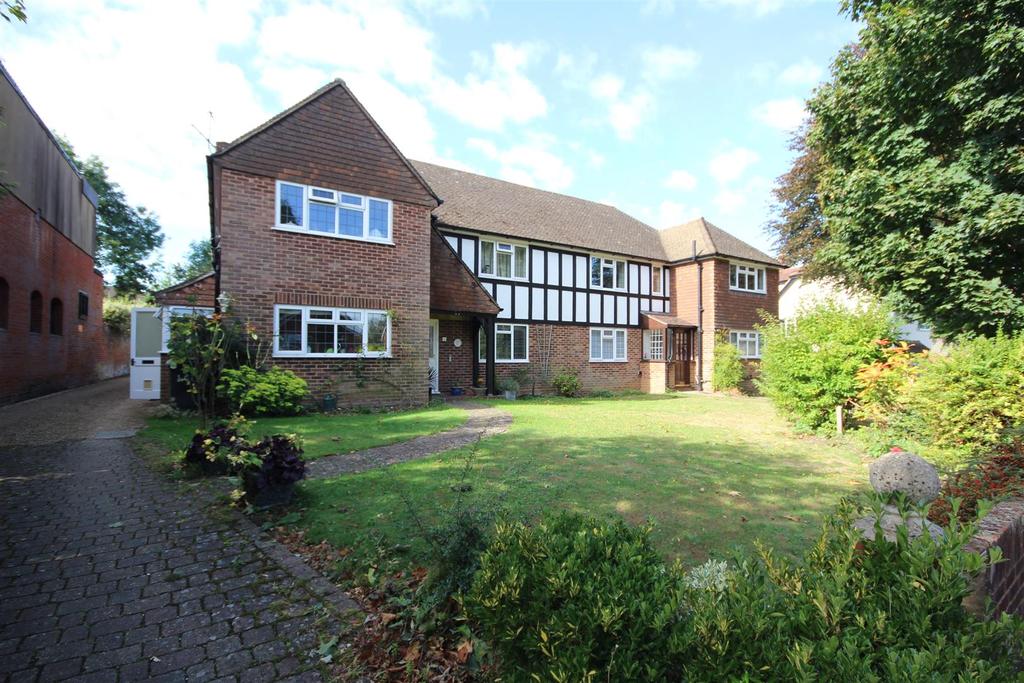Pit Farm Road, Guildford 2 bed £1,400 pcm (£323 pw)