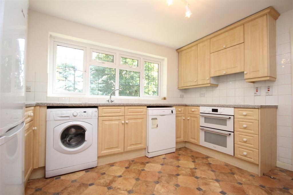 Pit Farm Road, Guildford 2 bed £1,400 pcm (£323 pw)