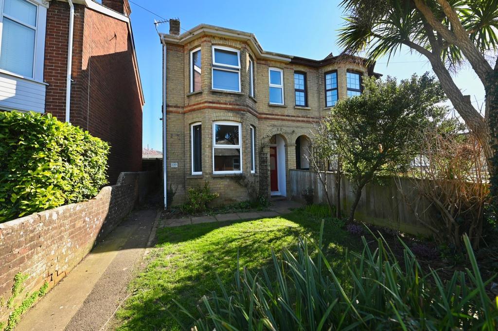 Carisbrooke Road, Newport 3 bed semidetached house £250,000